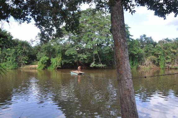 O Zezinho, nosso guia, traz o Titanic, a balsa para atravessar o rio da Cachoeira da Prata, no P.N da Chapada das Mesas, região de Carolina - MA
